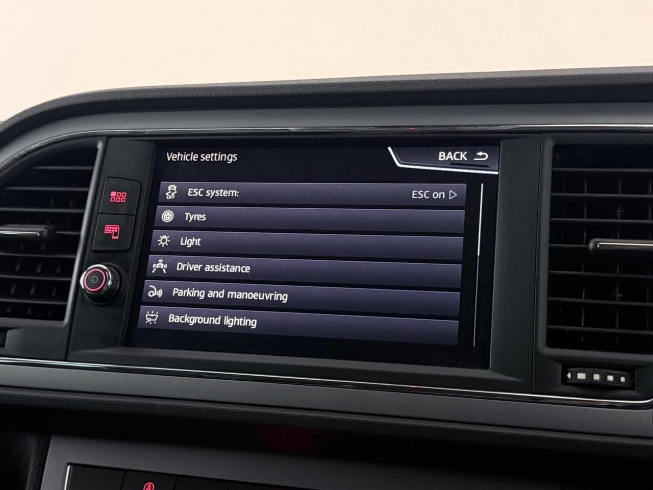 SEAT Leon thumbnail Infotainment System
