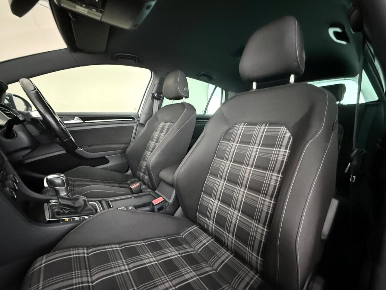 Volkswagen Golf thumbnail Seat Front Passenger
