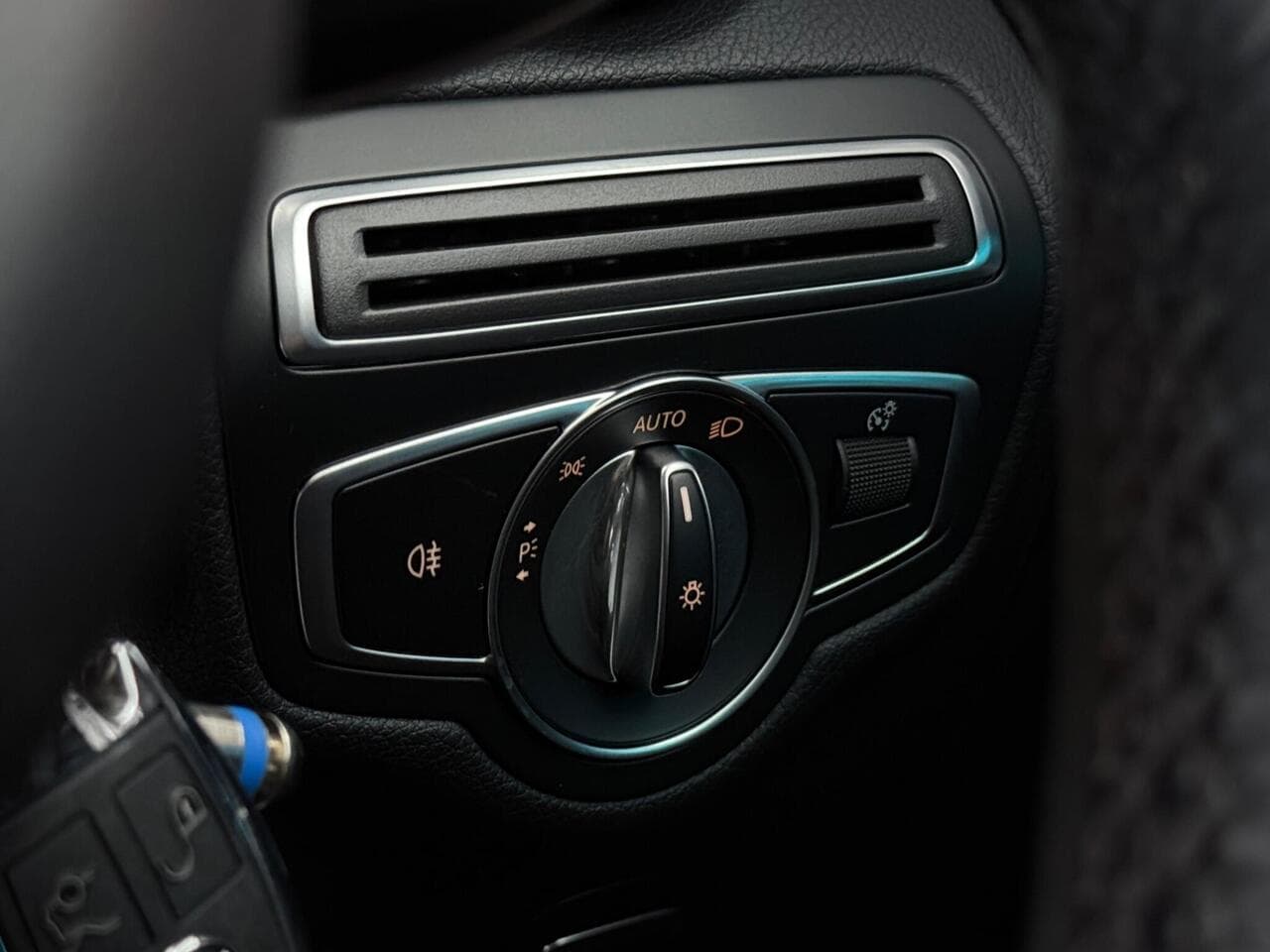 Mercedes-Benz GLC thumbnail Misc Controls