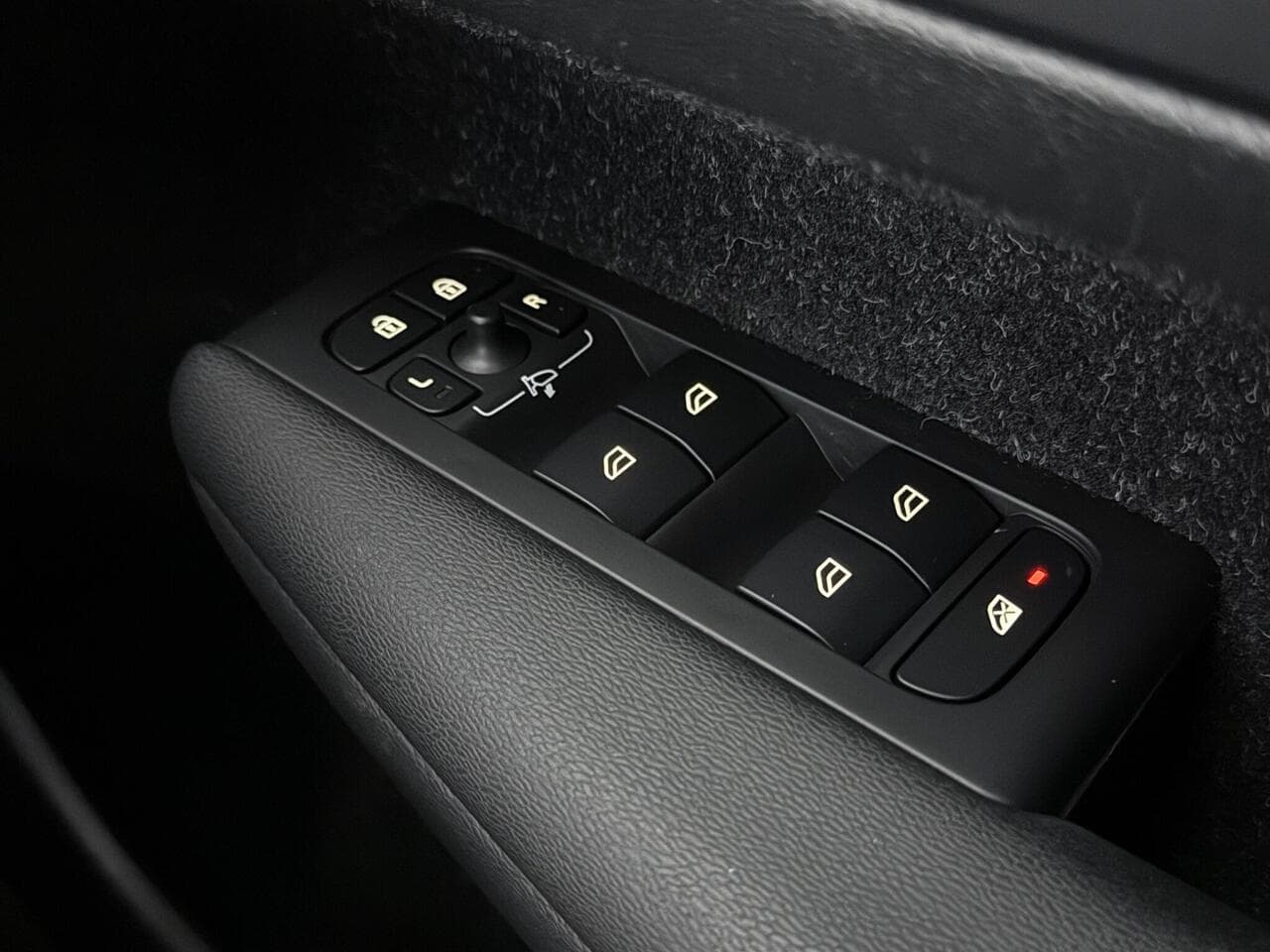 Volvo XC40 thumbnail Misc Controls