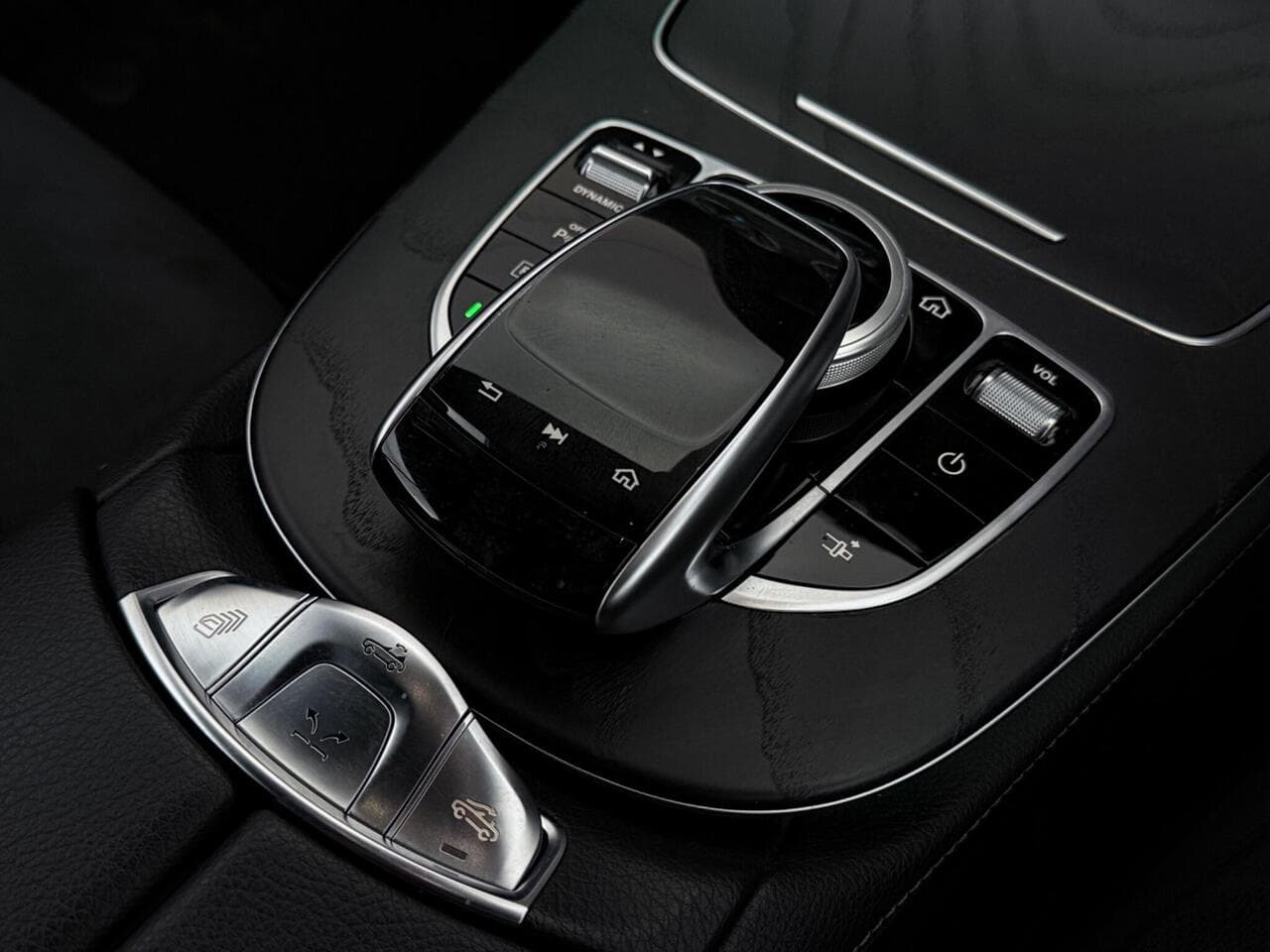 Mercedes-Benz E Class thumbnail Interior Front