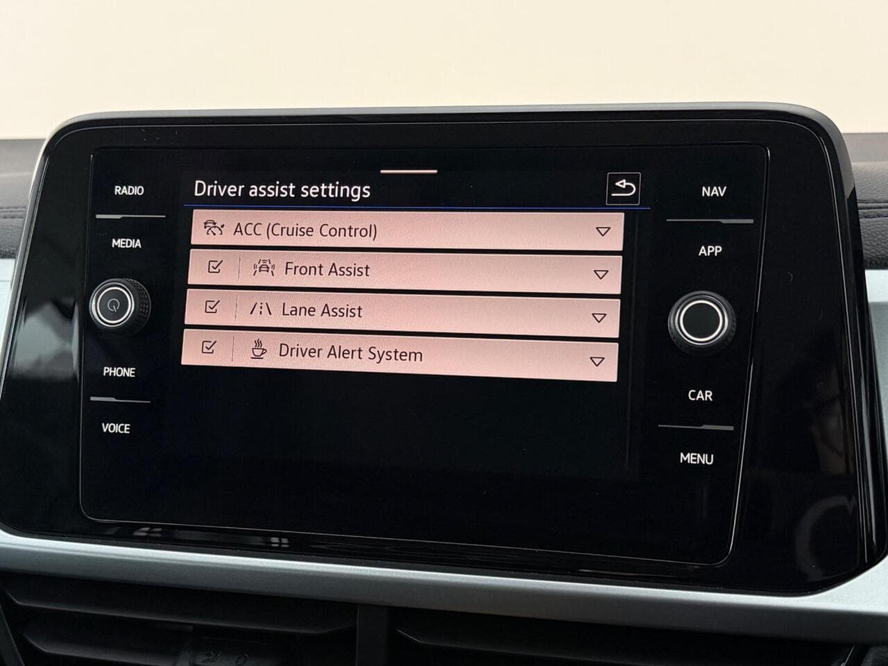 Volkswagen T-Roc thumbnail Infotainment System