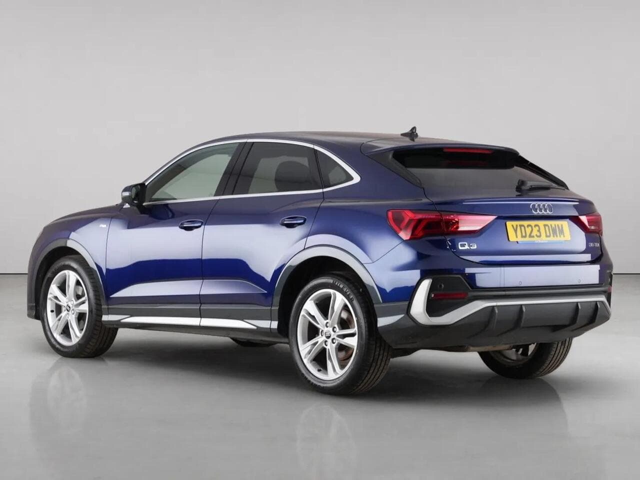 Audi Q3 thumbnail Rear Left