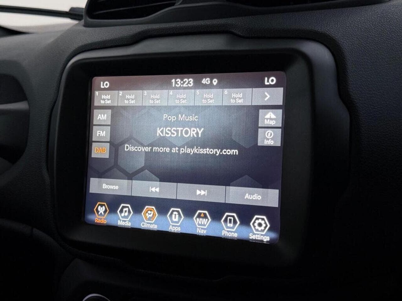Jeep Renegade thumbnail Infotainment System