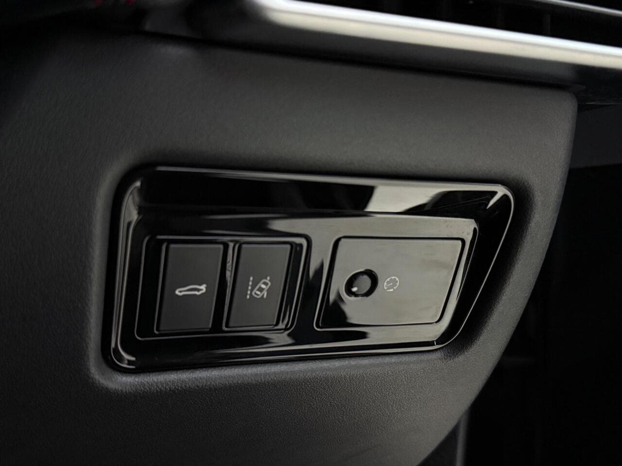 Jaguar XE thumbnail Misc Controls
