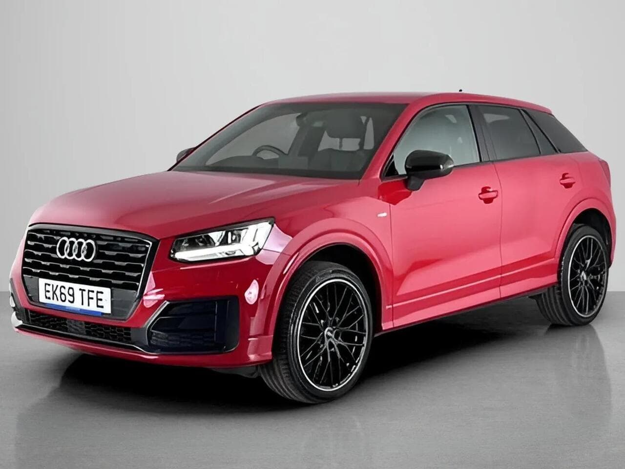 Audi Q2 thumbnail Front Left
