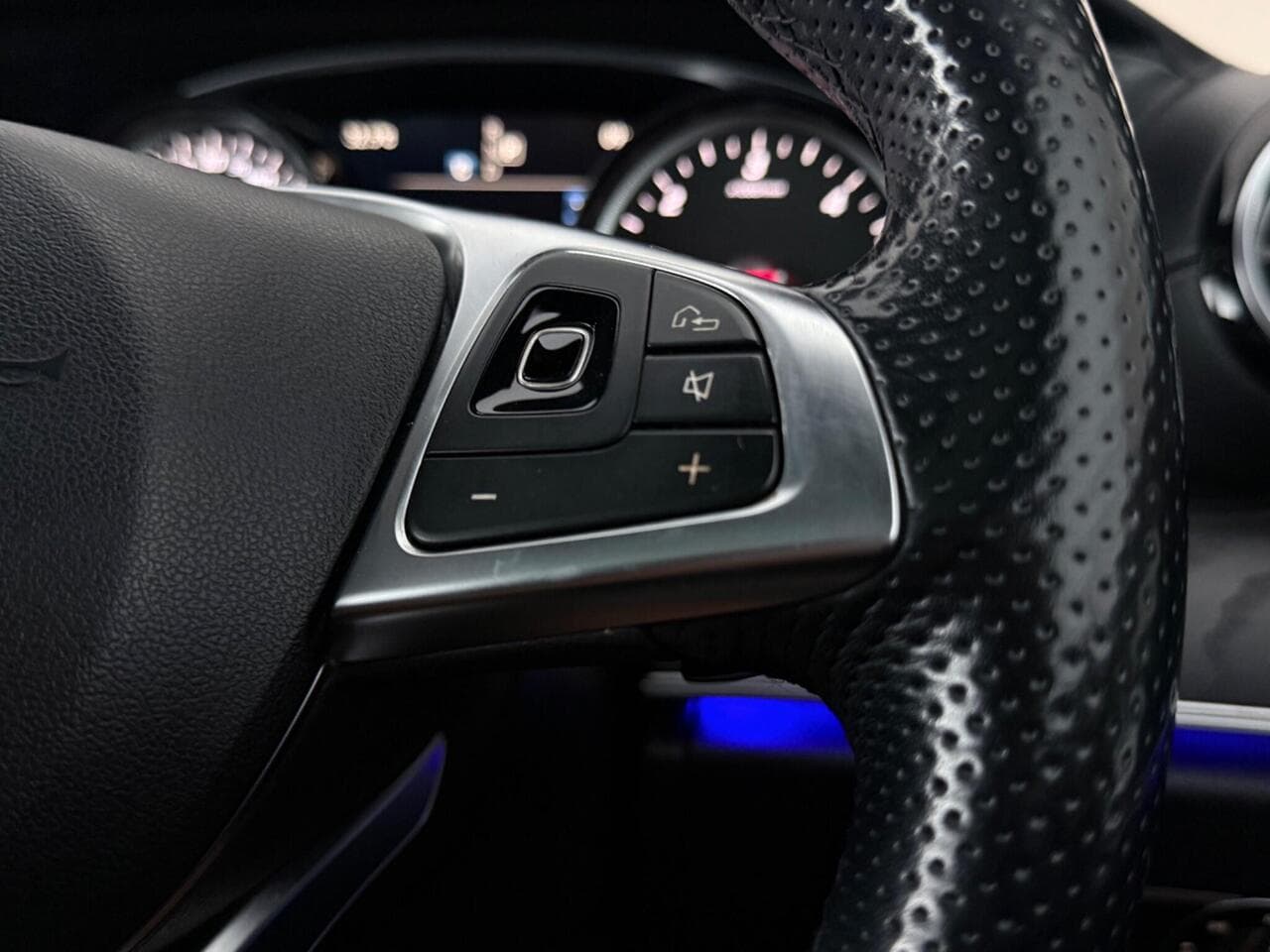 Mercedes-Benz E Class thumbnail Misc Controls