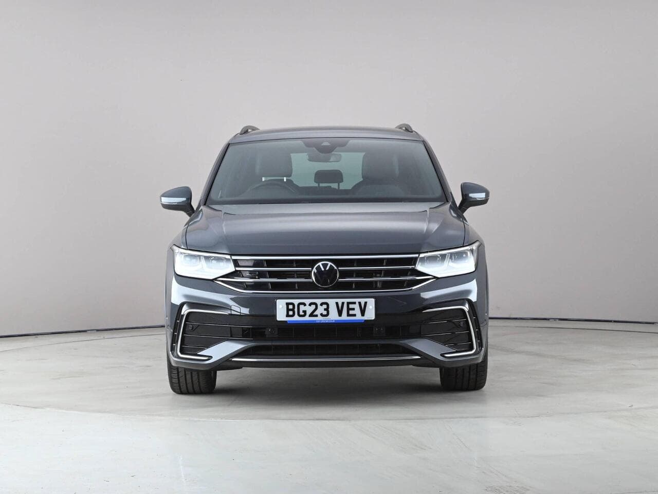 Volkswagen Tiguan thumbnail Front