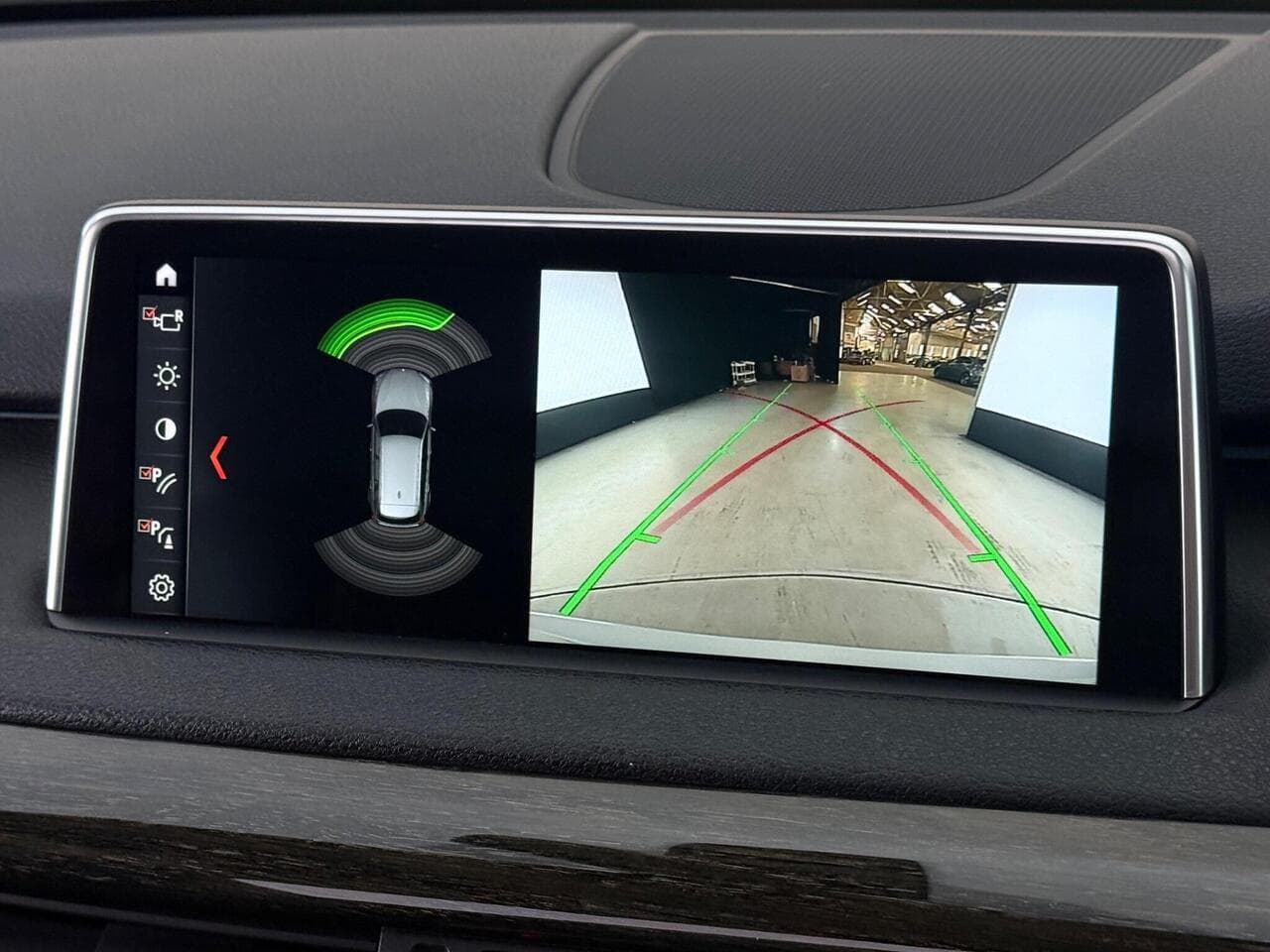 BMW X5 thumbnail Infotainment System