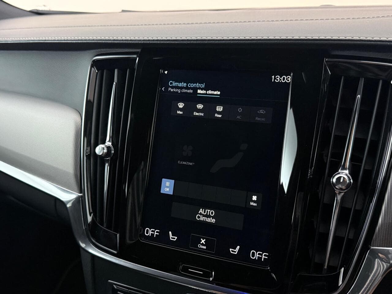 Volvo S90 thumbnail Infotainment System