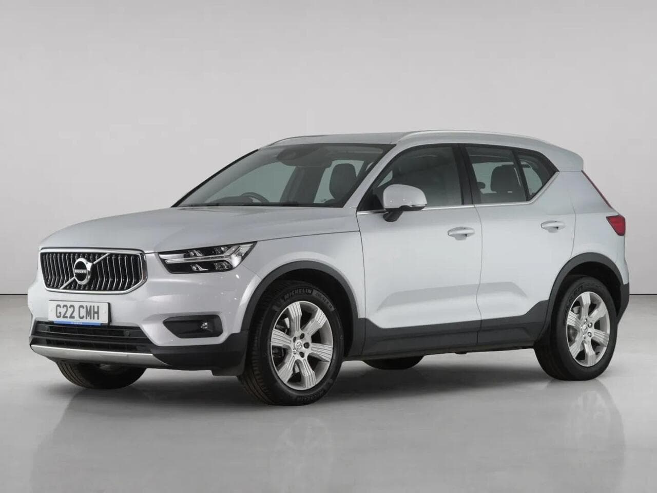 Volvo XC40 thumbnail Front Left