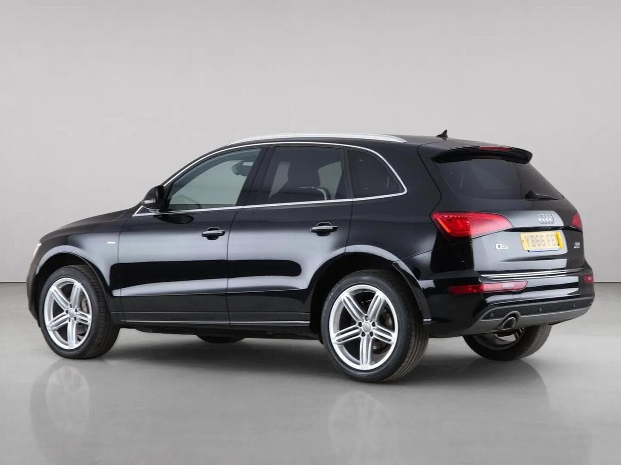 Audi Q5 thumbnail Side Left