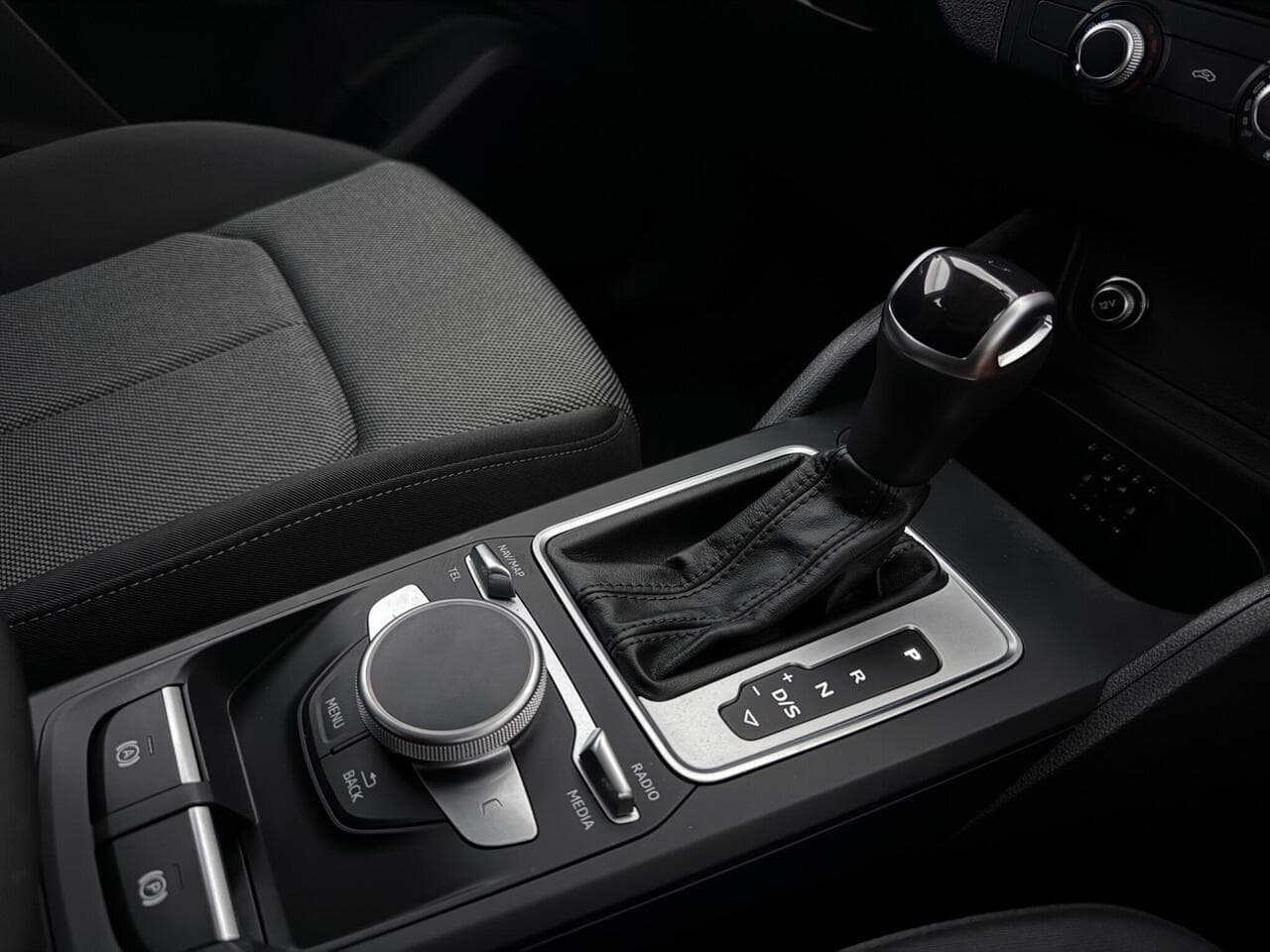 Audi Q2 thumbnail Interior Front