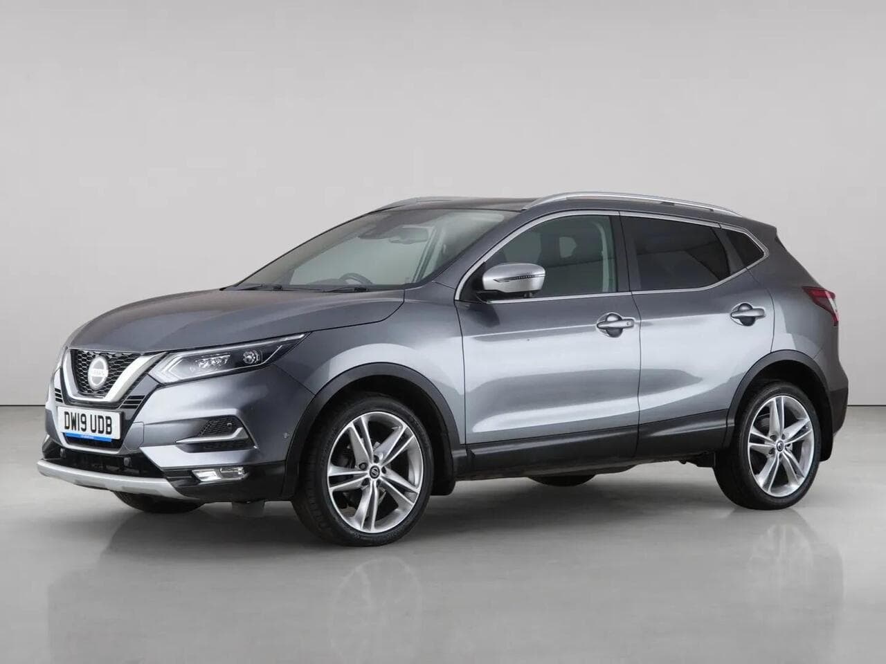 Nissan Qashqai thumbnail Front Left