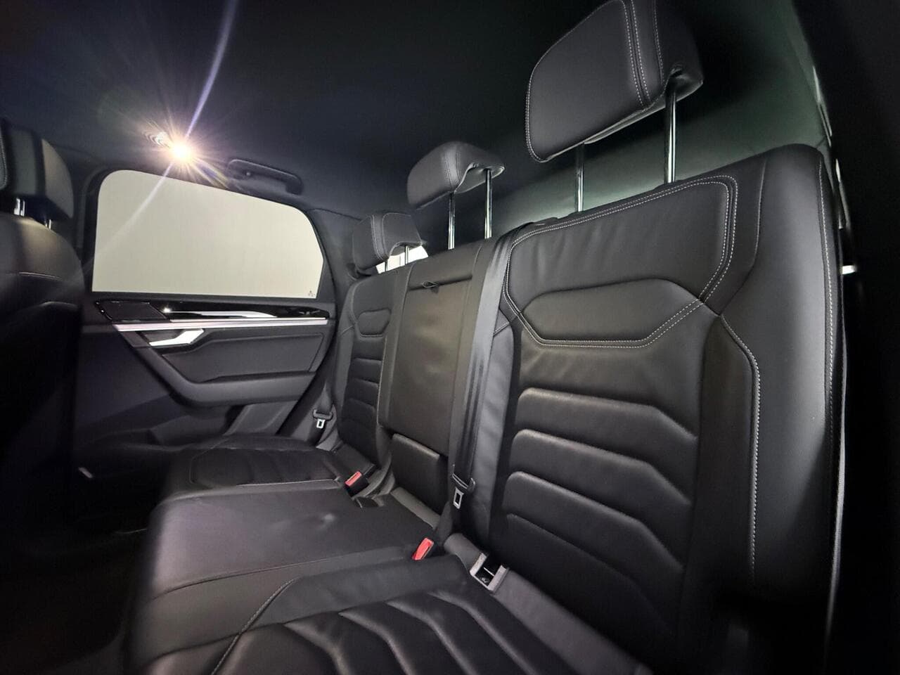 Volkswagen Touareg thumbnail Seats Rear