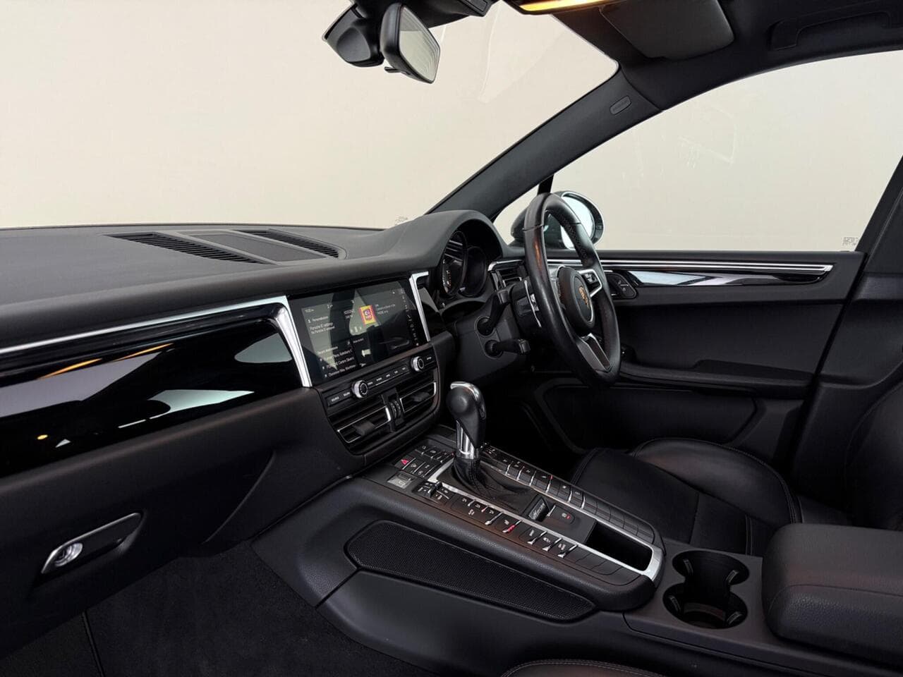 Porsche Macan thumbnail Interior Front