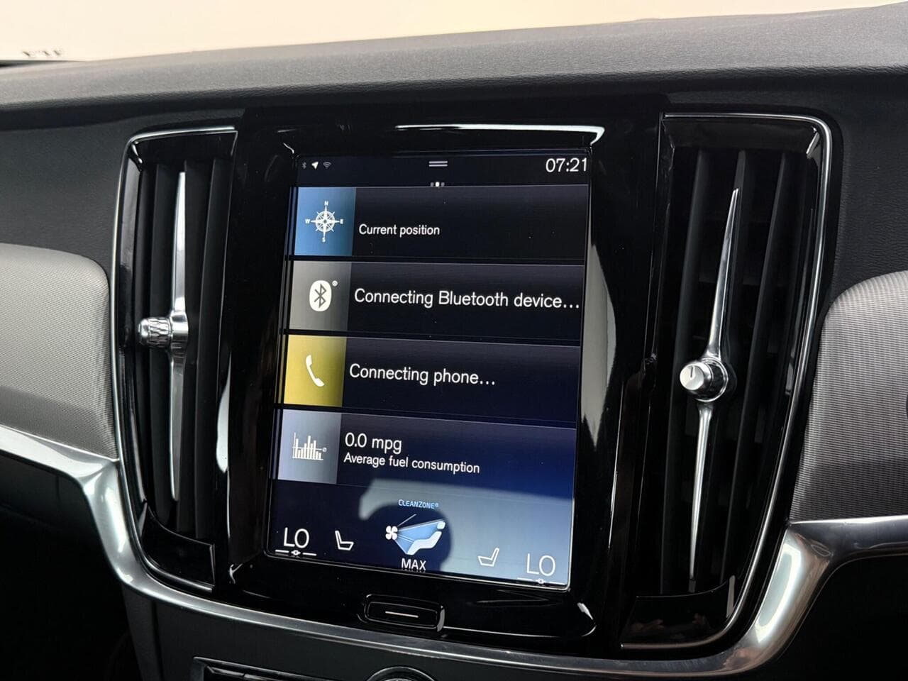 Volvo S90 thumbnail Infotainment System