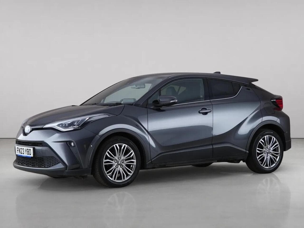 Toyota C-HR thumbnail Front Left