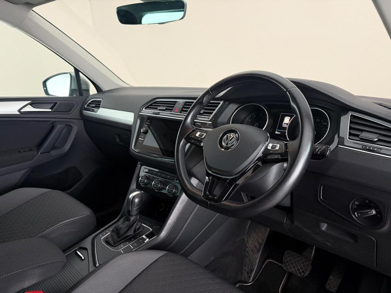 Volkswagen Tiguan thumbnail Interior Front