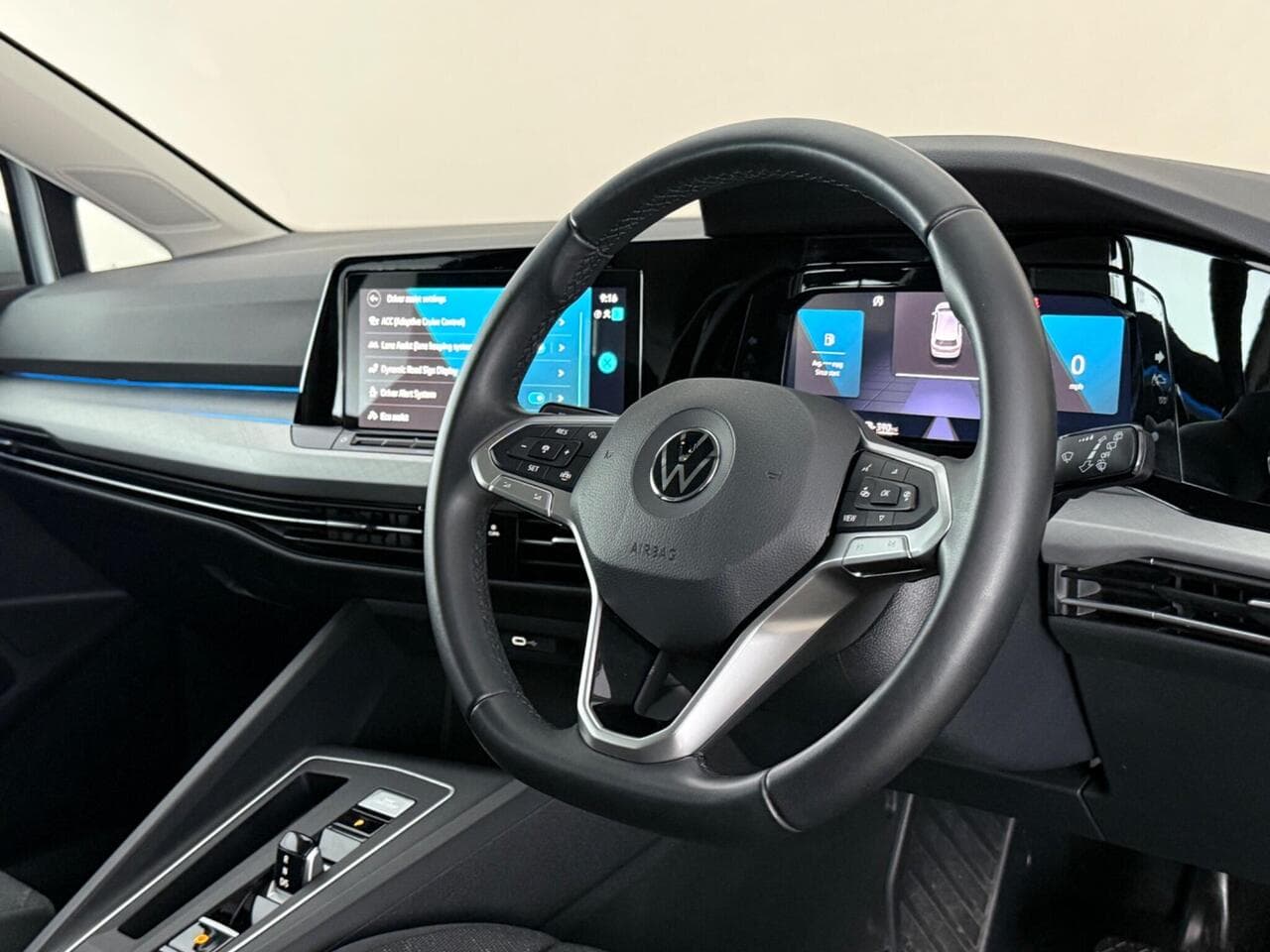 Volkswagen Golf thumbnail Steering Wheel