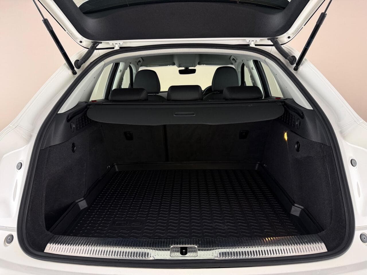 Audi Q3 thumbnail Boot