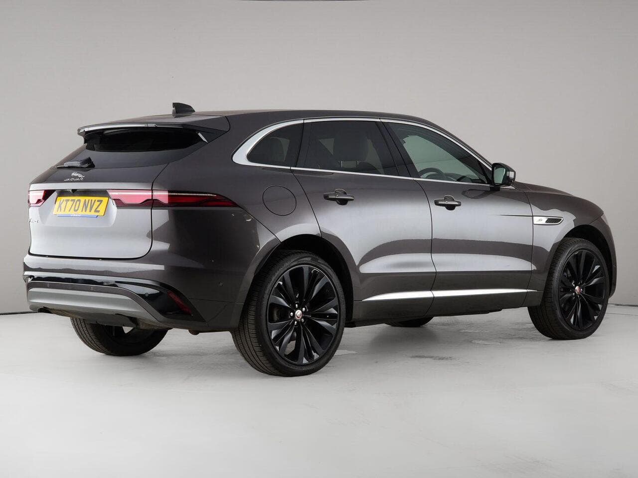 Jaguar F-PACE thumbnail Rear Right