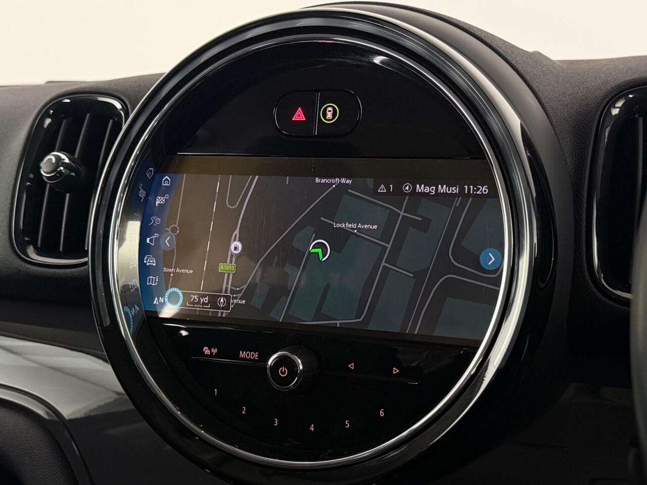 MINI Countryman thumbnail Infotainment System