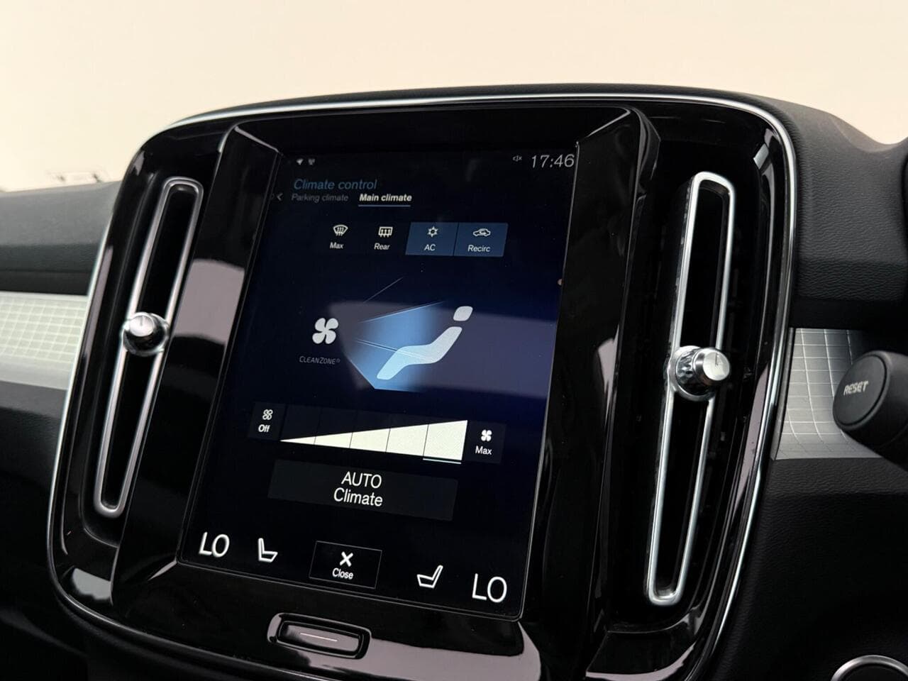 Volvo XC40 thumbnail Infotainment System