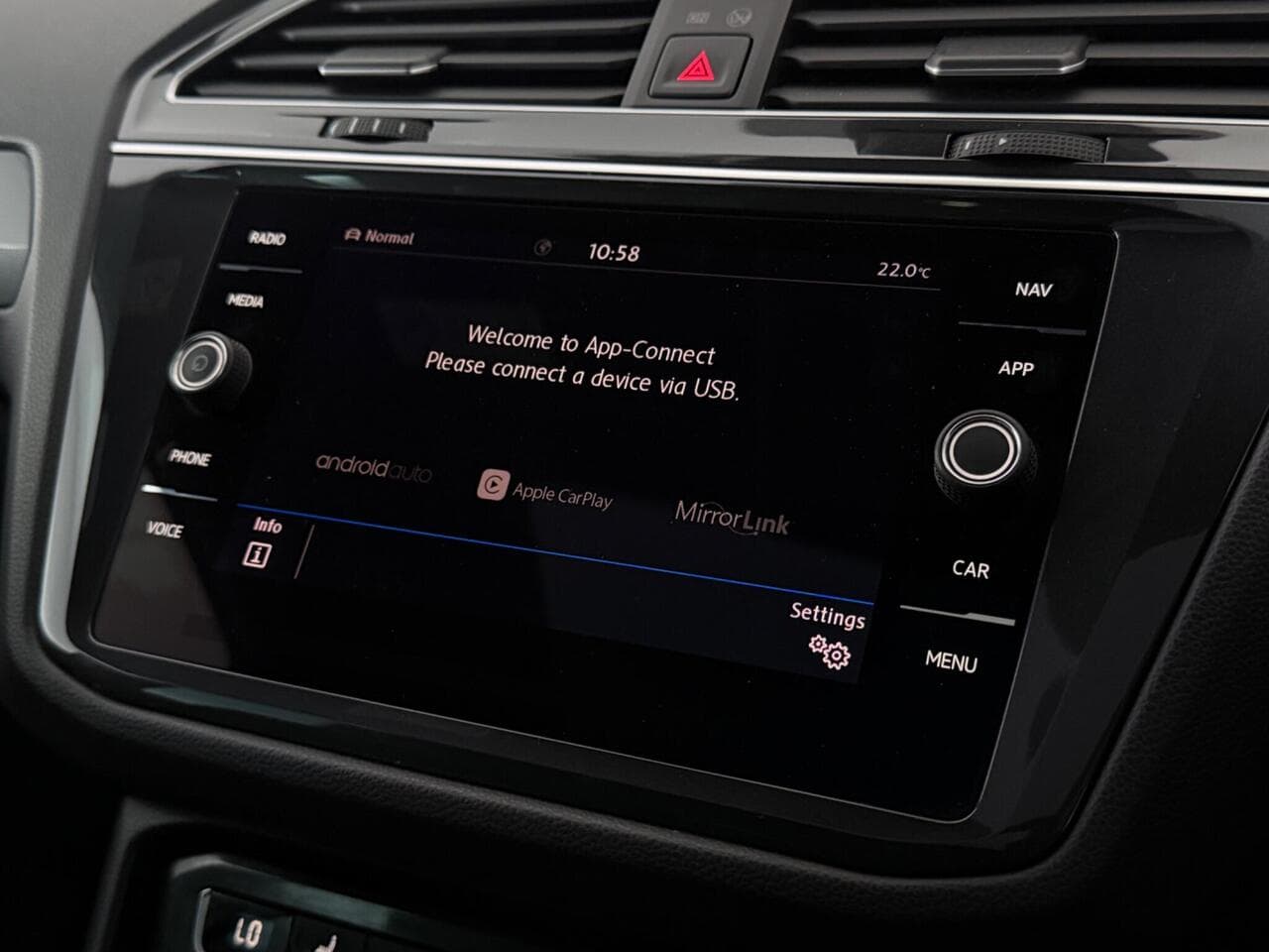 Volkswagen Tiguan thumbnail Infotainment System