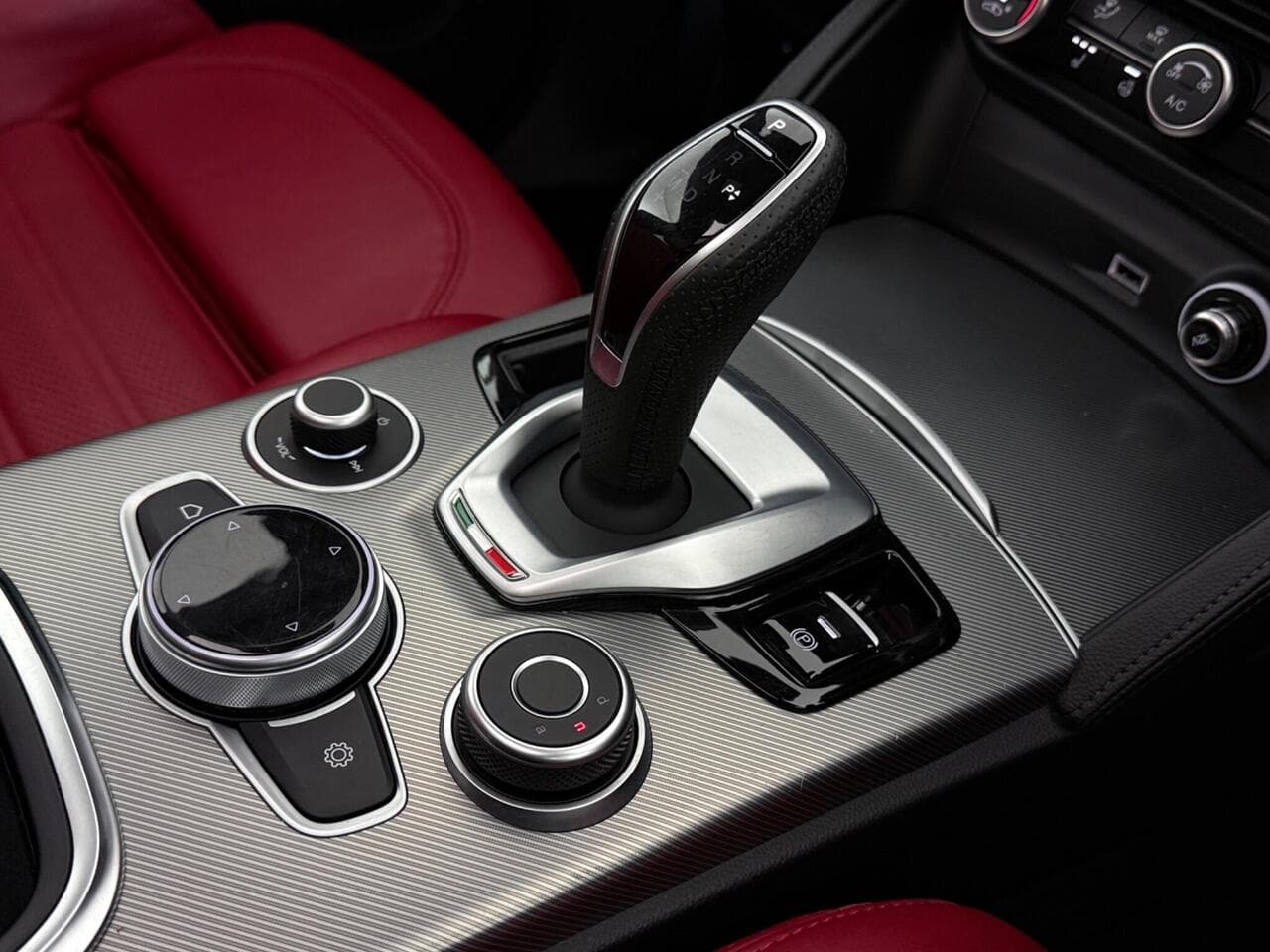 Alfa Romeo Stelvio thumbnail Interior Front