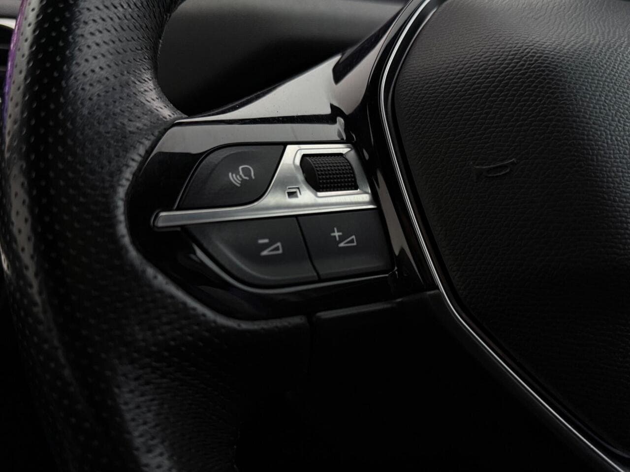 Peugeot 5008 thumbnail Misc Controls