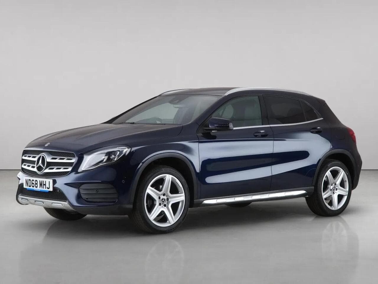 Mercedes-Benz GLA thumbnail Front Left