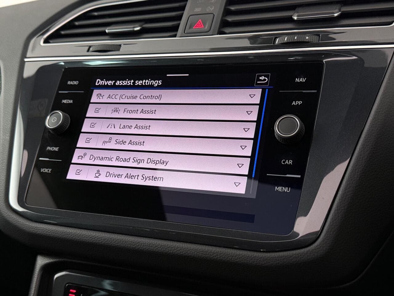 Volkswagen Tiguan thumbnail Infotainment System