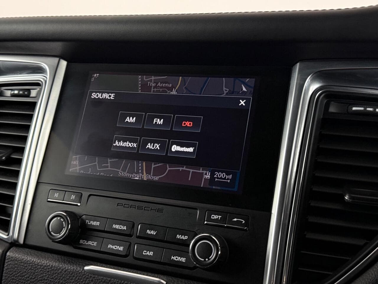 Porsche Macan thumbnail Infotainment System