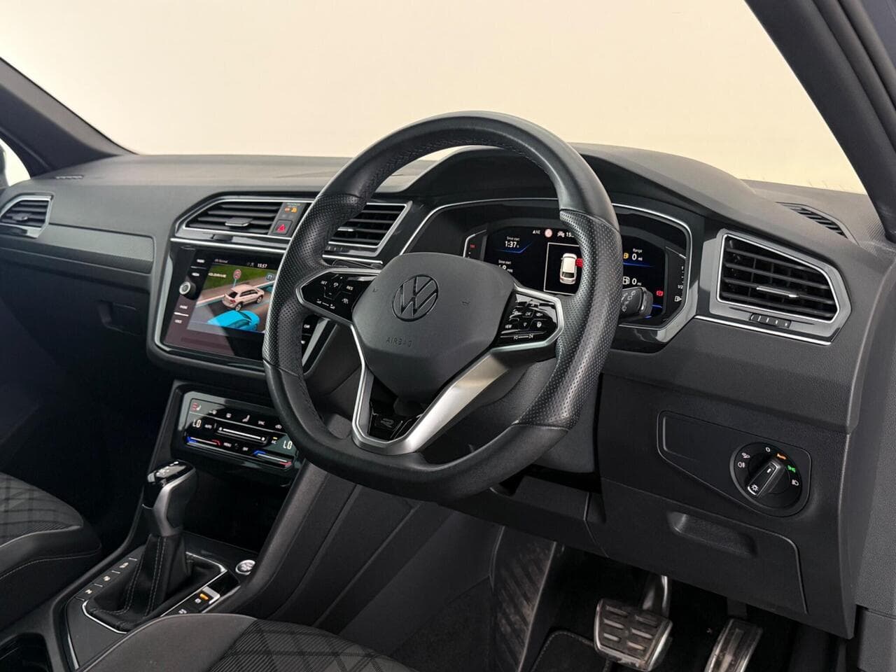 Volkswagen Tiguan thumbnail Interior Front