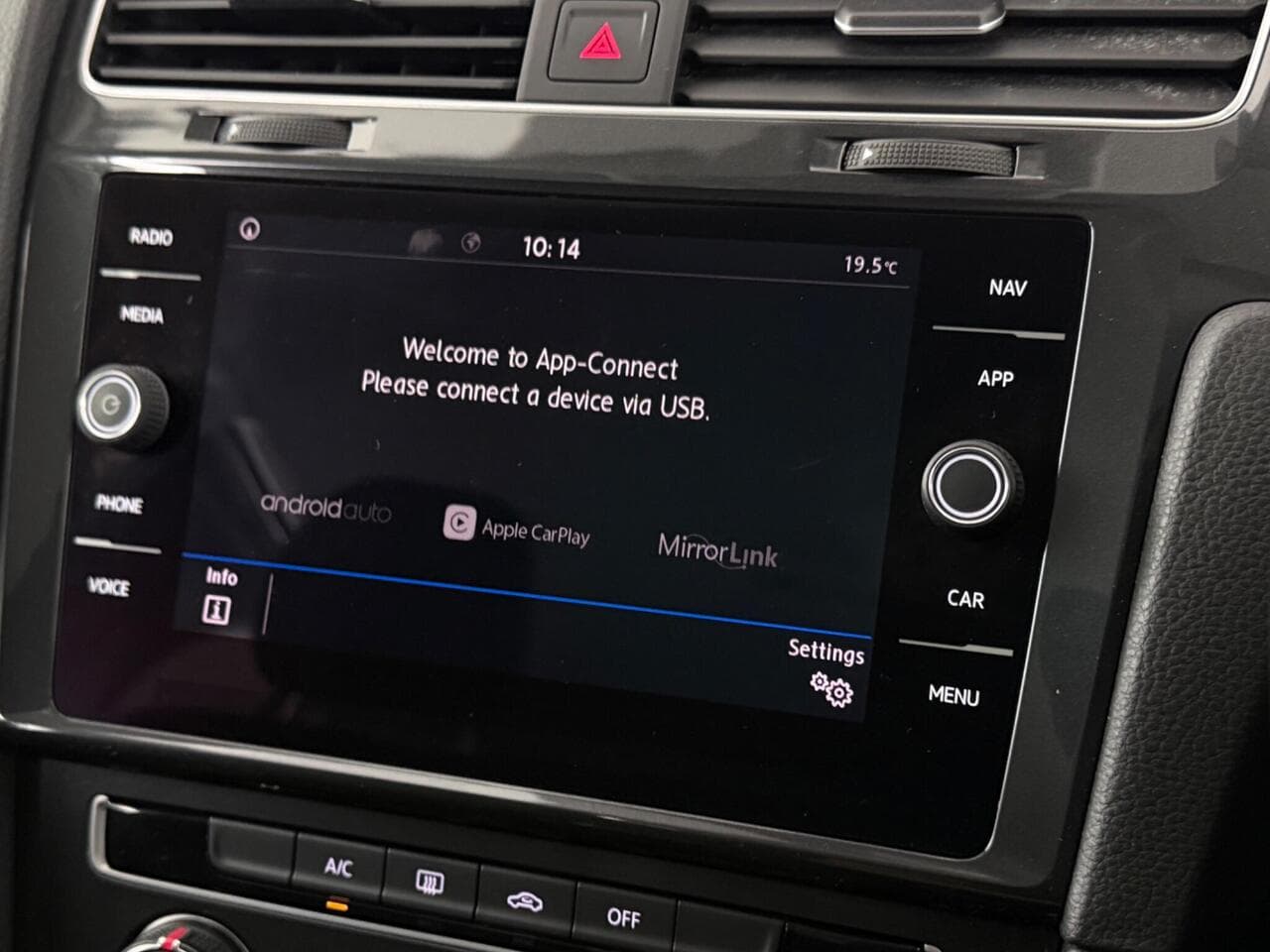 Volkswagen Golf thumbnail Infotainment System