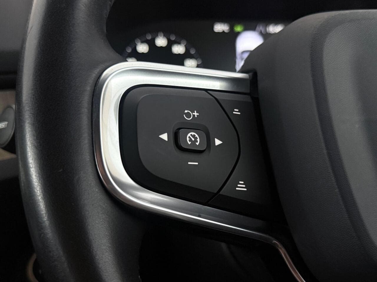 Volvo XC40 thumbnail Misc Controls