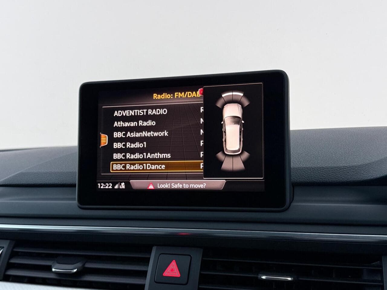 Audi A4 Avant thumbnail Infotainment System