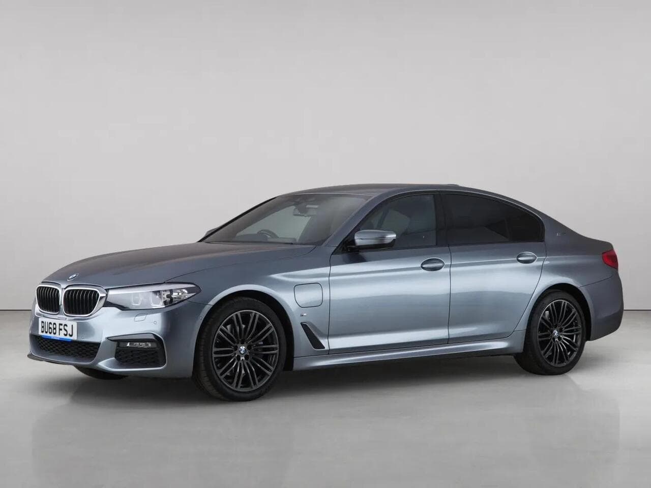 BMW 5 Series thumbnail Front Left