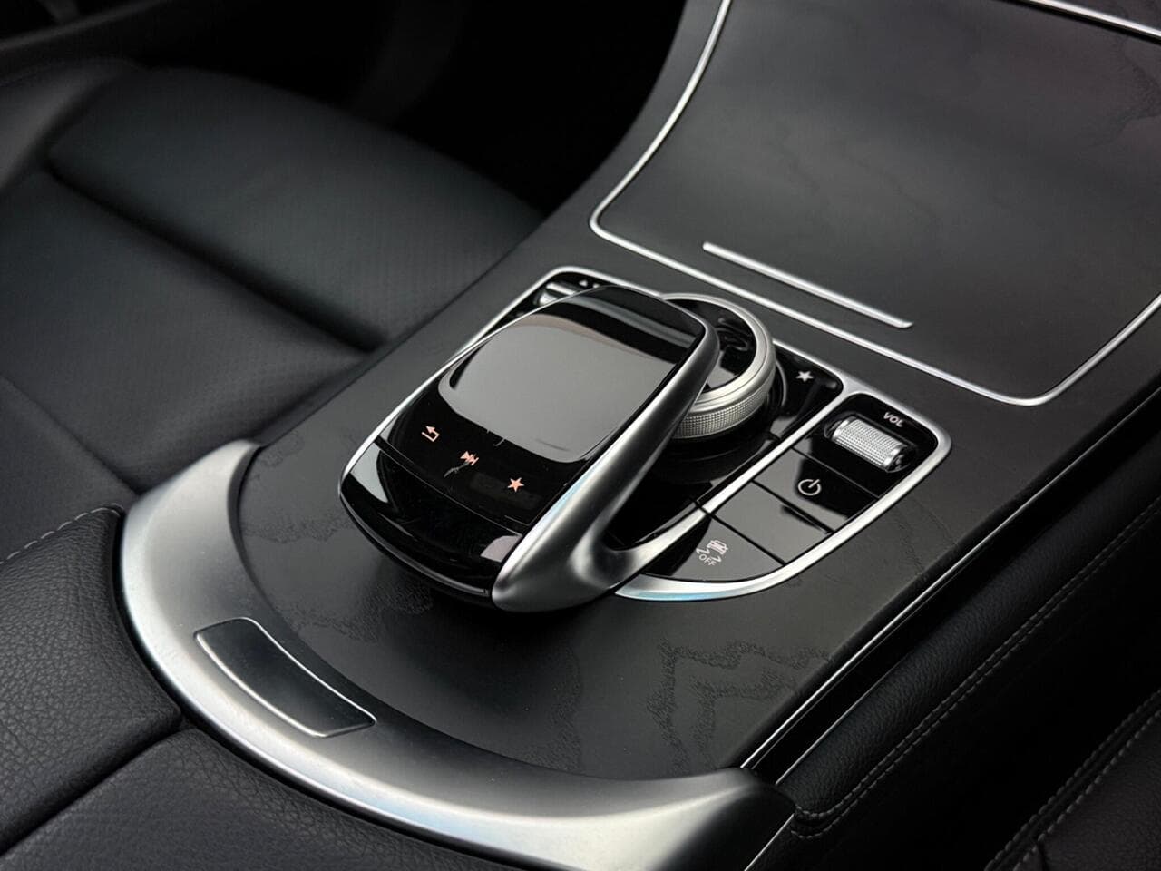 Mercedes-Benz GLC thumbnail Interior Front