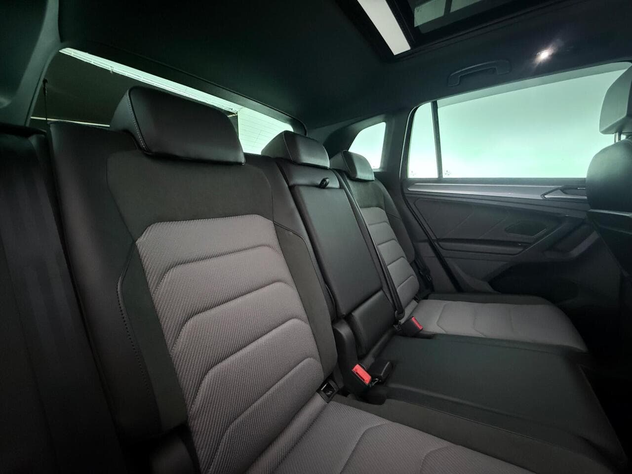 Volkswagen Tiguan thumbnail Seats Rear
