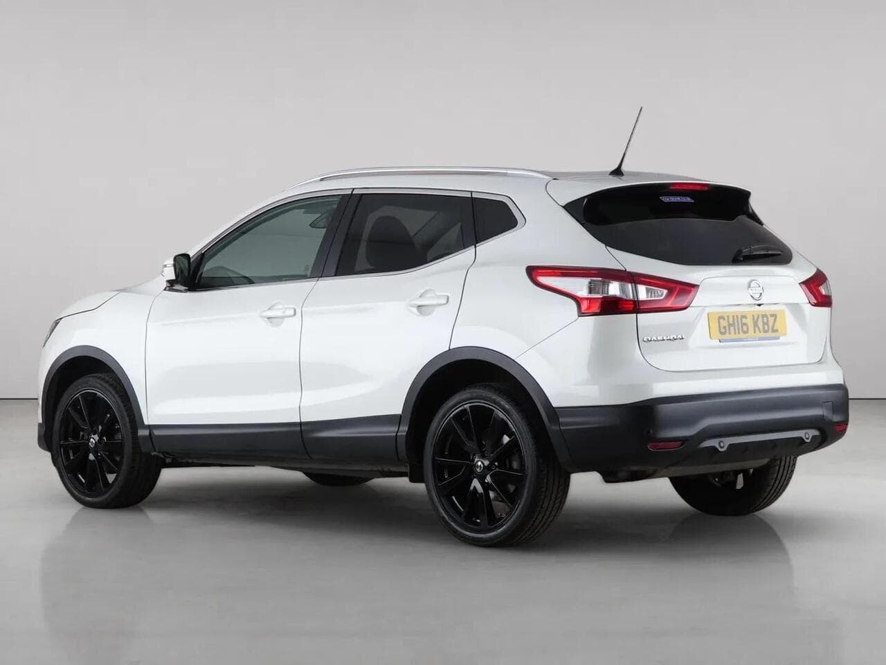 Nissan Qashqai thumbnail Rear Left