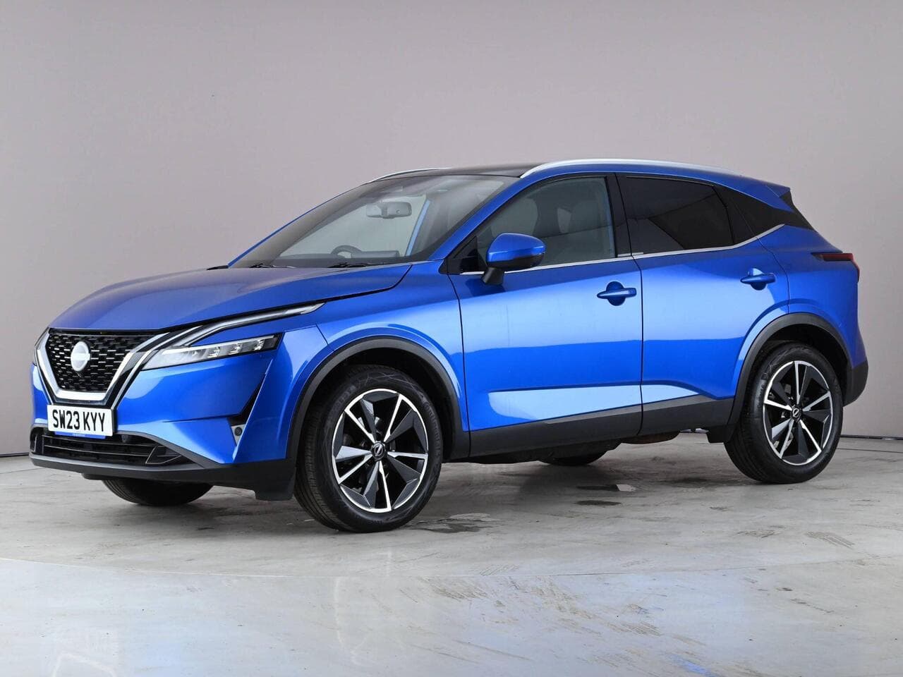Nissan Qashqai thumbnail Front Left