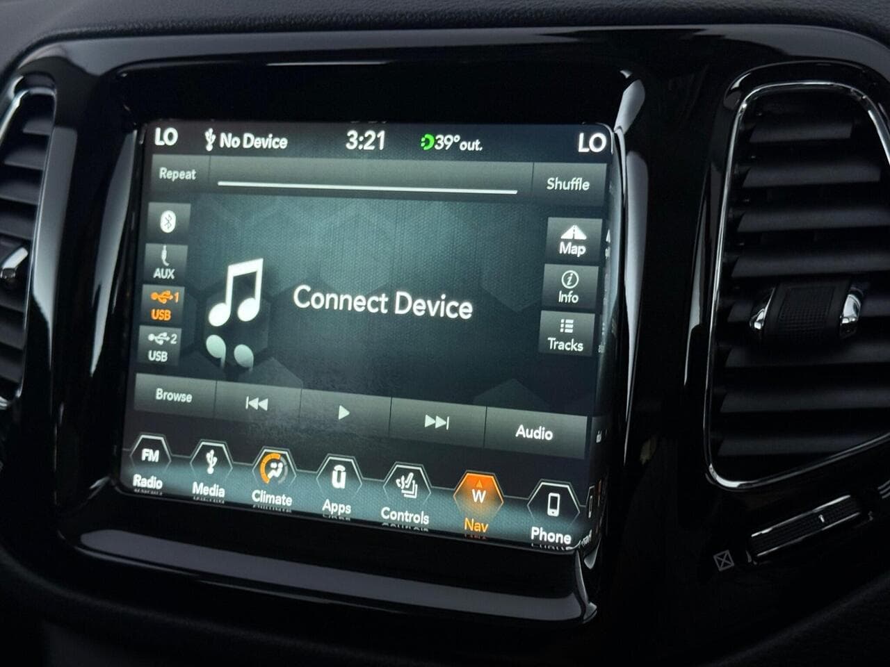 Jeep Compass thumbnail Infotainment System