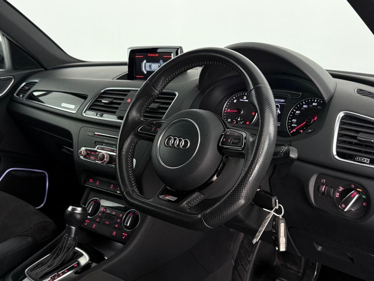 Audi Q3 thumbnail Interior Front