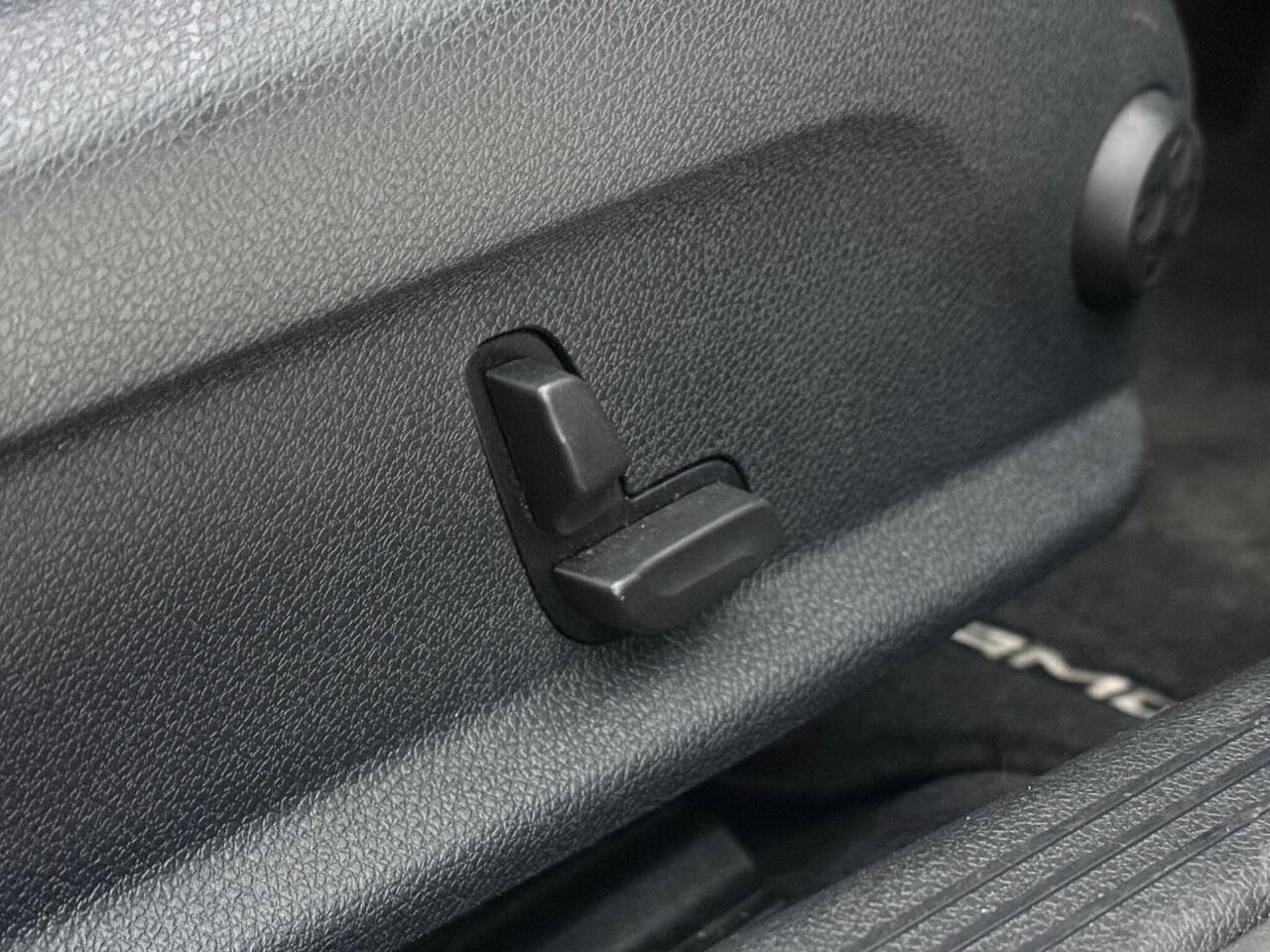 Mercedes-Benz C Class thumbnail Misc Controls