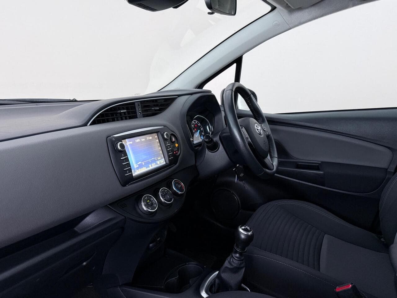 Toyota Yaris thumbnail Interior Front