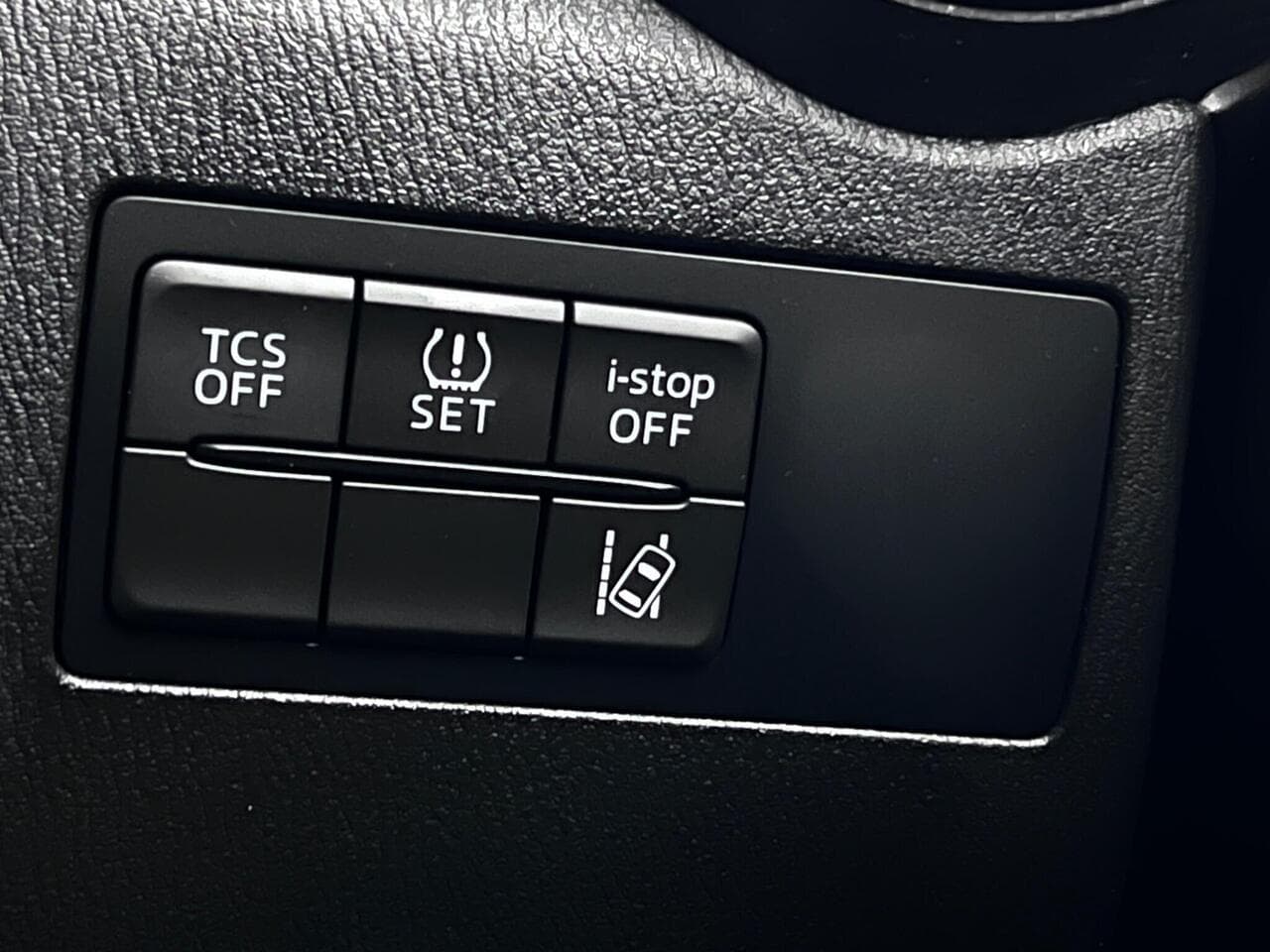 Mazda CX-3 thumbnail Misc Controls