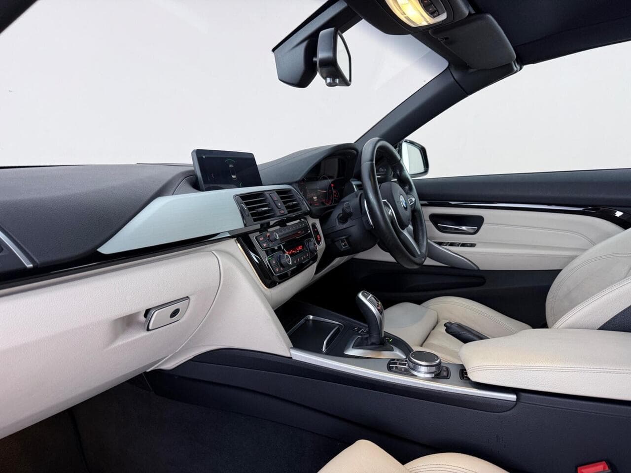 BMW 4 Series thumbnail Interior Front