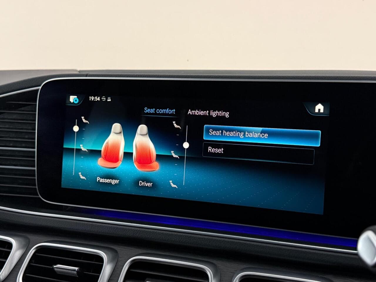 Mercedes-Benz GLE thumbnail Infotainment System